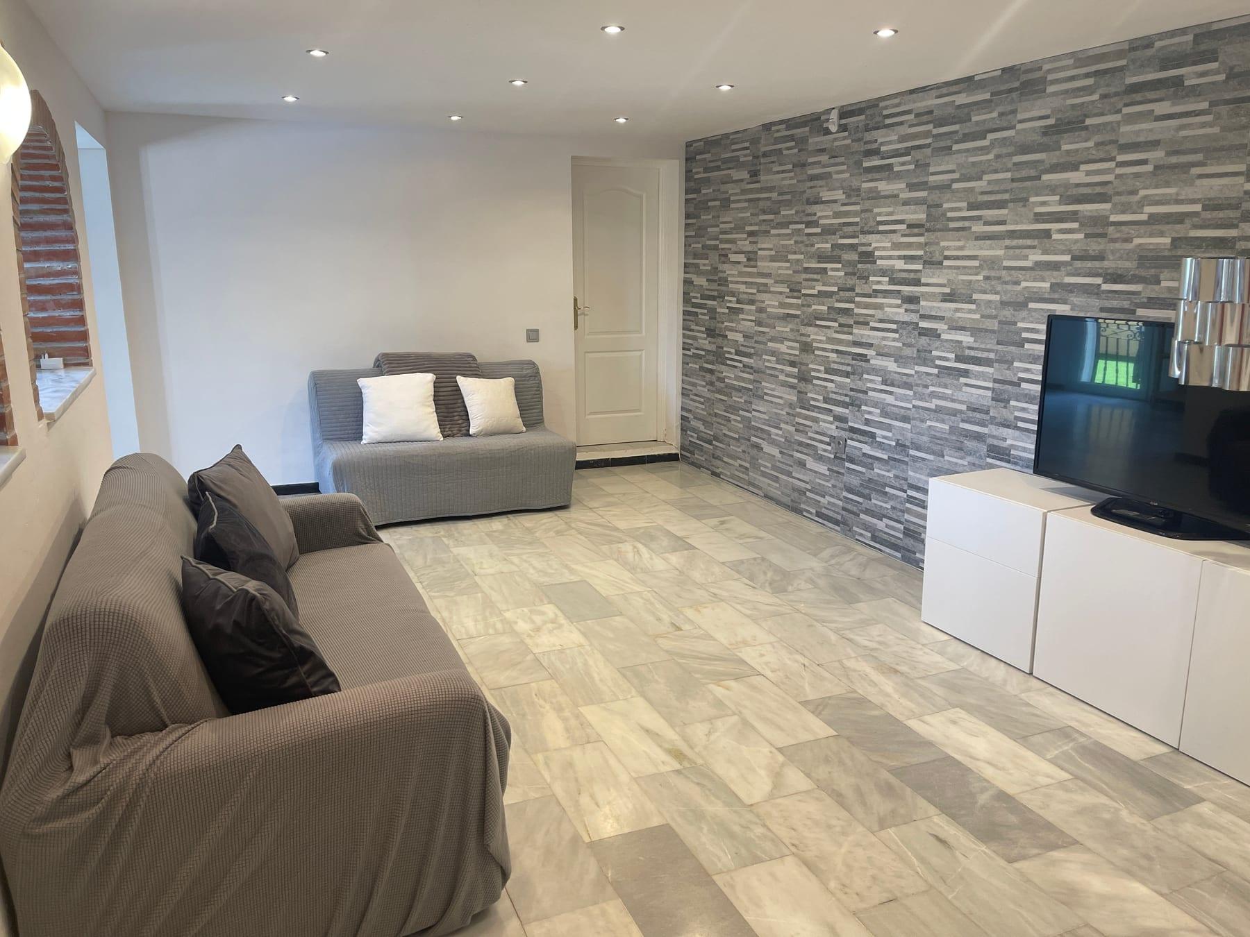 Downstairs lounge, alternate view